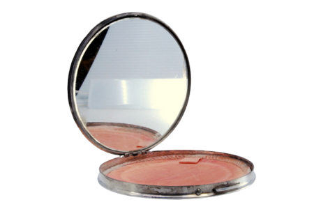 Caixa de toilette em prata guilhochada com espelho no interior e tampa basculante.